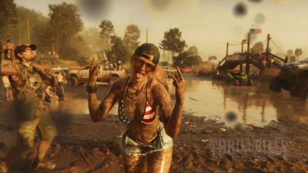 Thrillbilly Mud Club etkinliğinde çamurlar içinde bikiniyle dil çıkararak poz veren kadın karakter