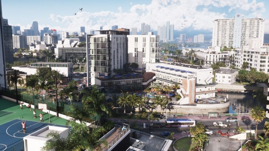 Havuzlu lüks Hotel Valetta binasının önündeki caddeden geçen otobüs ve sol taraftaki açık hava basketbol sahası