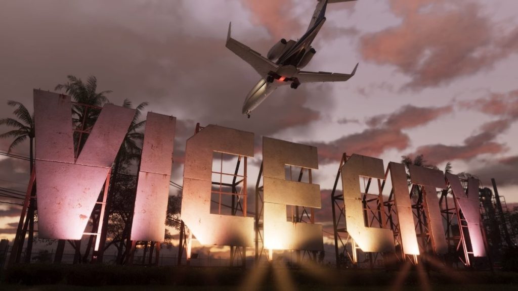 Gün batımında ışıklandırılmış devasa Vice City tabelasının üzerinden alçaktan uçarak geçen bir yolcu uçağı