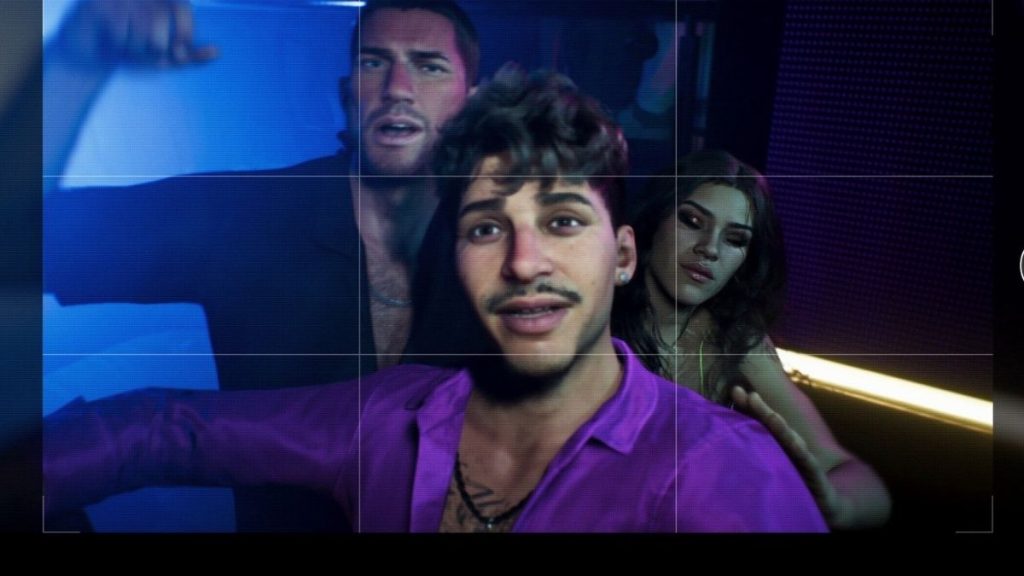 Akıllı telefon kamera arayüzü ekranında mor gömlekli bir adamın arkasında duran Jason Duval ve Lucia Camino ile eğlendiği kulüp karesi.