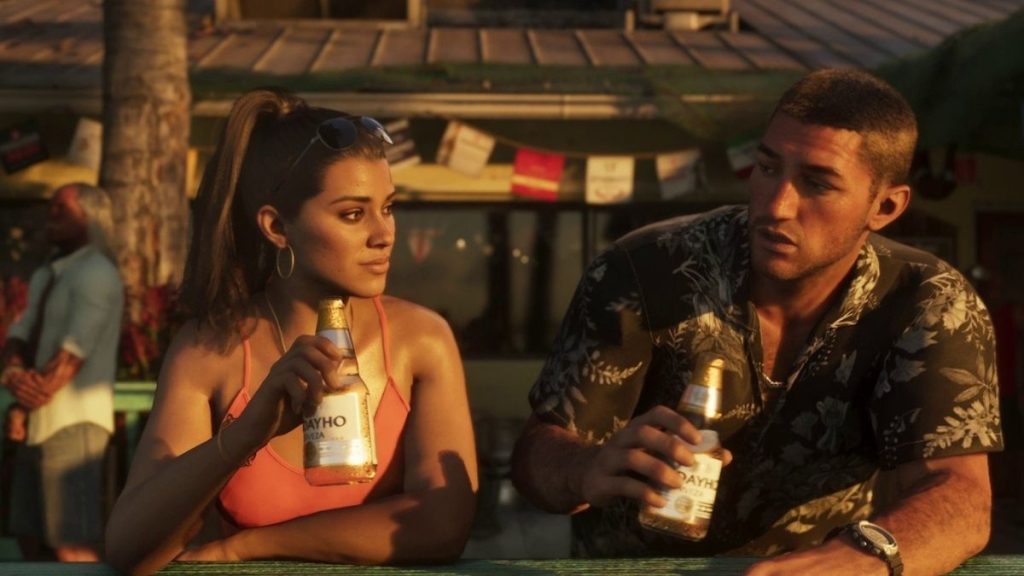 Lucia Caminos ve Jason Duval'ın bir sahil barında ellerinde bira şişeleriyle sohbet ettiği an.