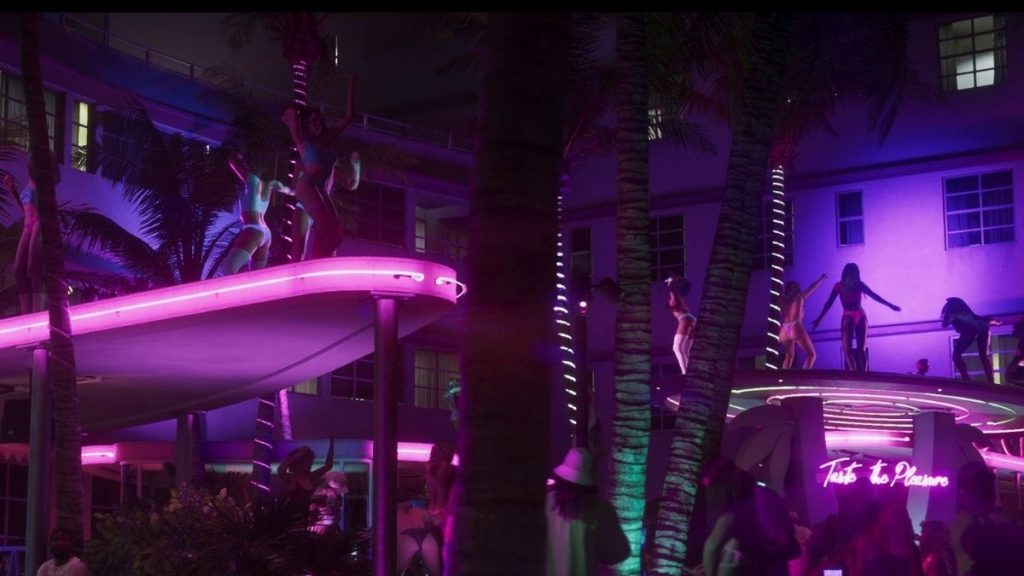 Gece vaktinde palmiye ağaçları ve pembe neon ışıkları altında dans eden insanların olduğu lüks kulüp sahnesi